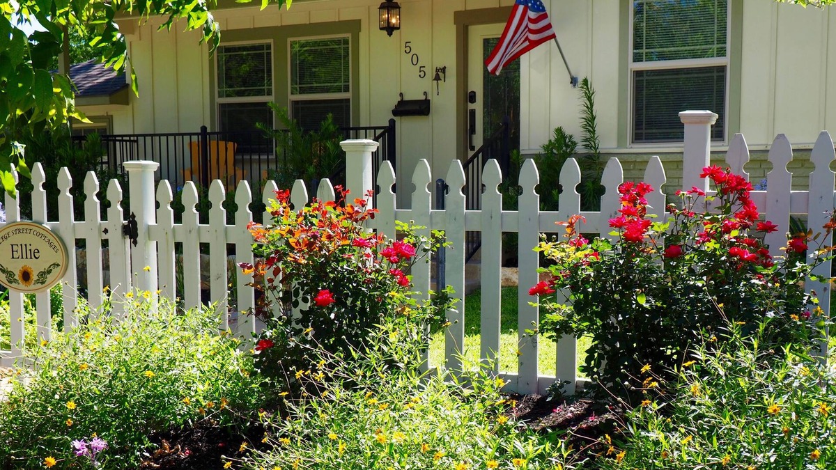 Georgetown Cottage | COLLEGE STREET COTTAGES- GEORGETOWN SQUARE AREA - HISTORIC DISTRICT