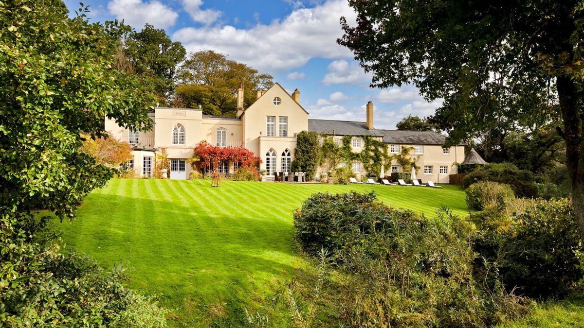 Christchurch Villa | Colleton Hall - Six Bedroom Villa, Sleeps 12