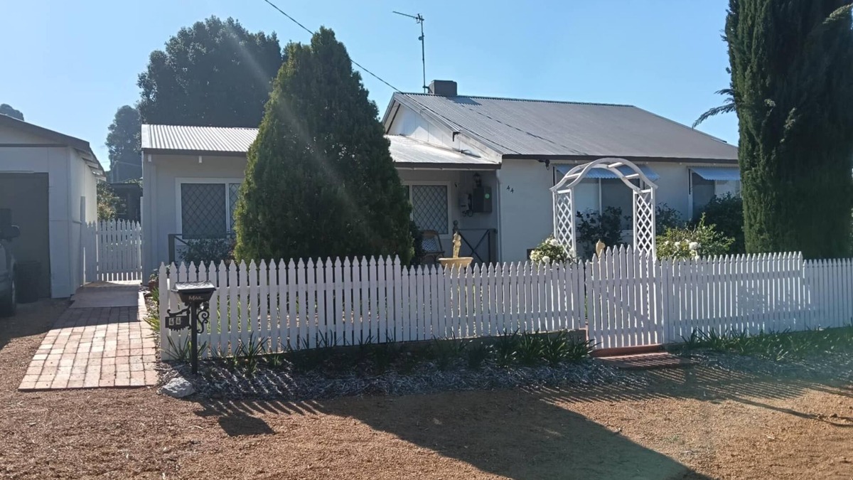 Collie Cottage | Collie Getaway- Camellia Cottage