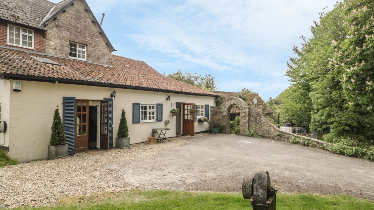 Bridport Cottage | COLLY COTTAGE, pet friendly, character holiday cottage in Dottery