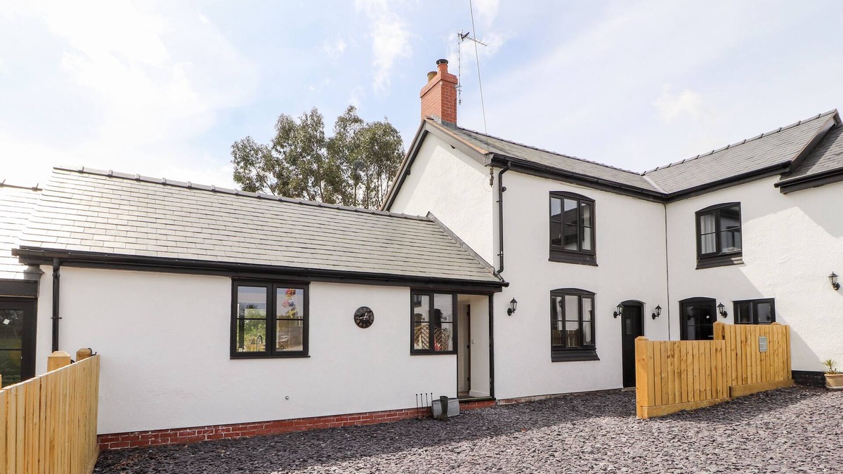 Northop Hall Cottage | COLOMENDY ALPACA FARM - FARM HOUSE, family friendly in Northop Hall
