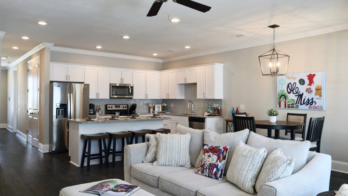 Oxford House | Colonel's Crib - 3 Bedroom Suites + Loft!