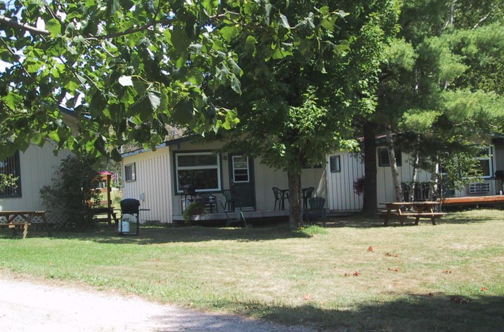 Lake of Bays Hotel | Colonial Bay Motel and Cottages
