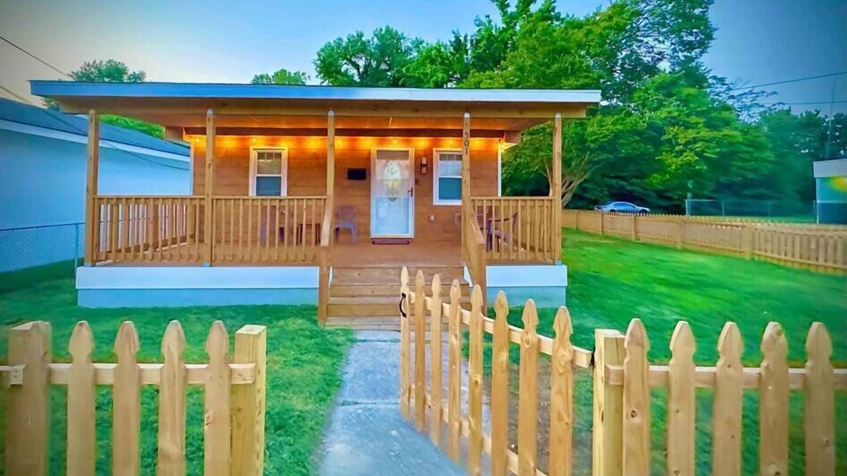 Issue House | Colonial Beach Cottage, 7 minutes walk to beach!