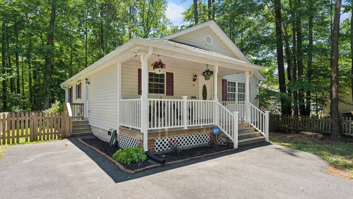 Issue House | Colonial Beach Living and Loving!WiFi, streamTV,2 Full Baths. Clean & New!