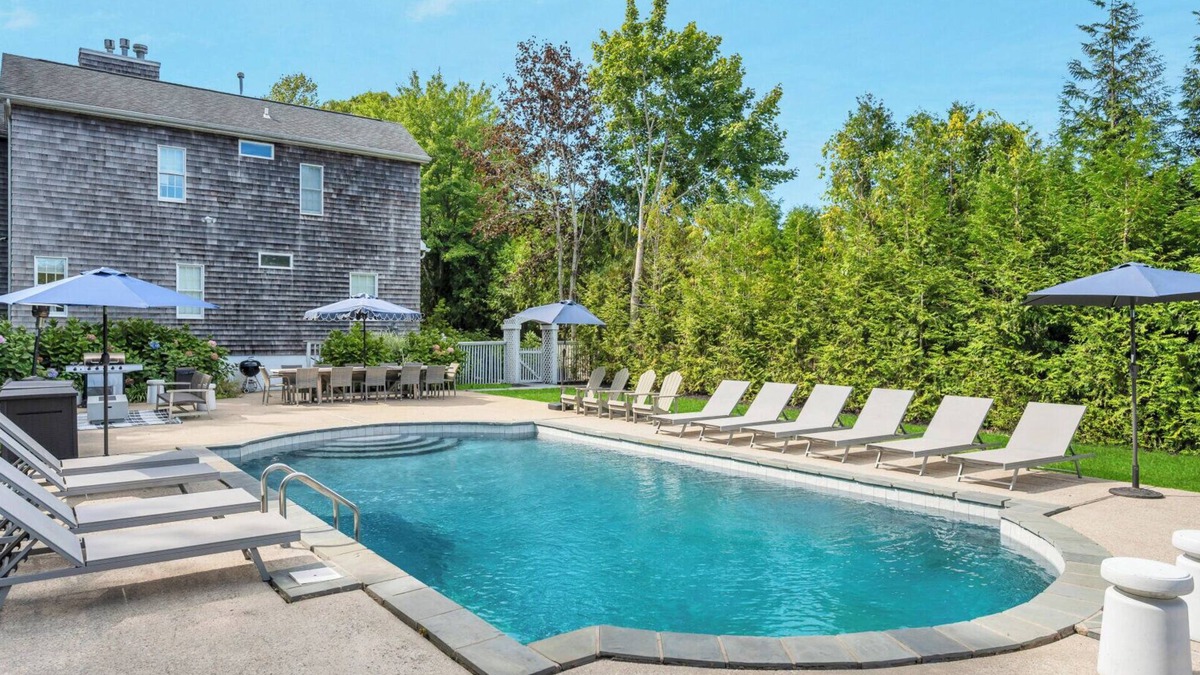 Southampton House | COLONIAL COMPOUND WITH OVERSIZED LIVING ROOMS, GYM, AND ARCADE ROOM, CLOSE.