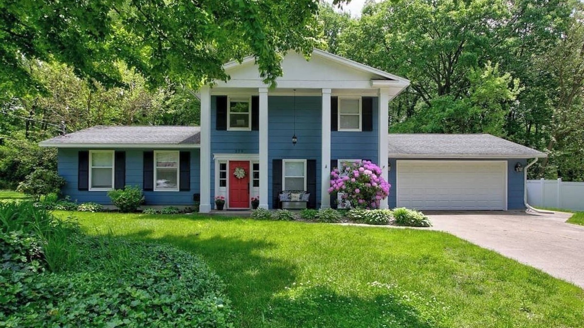 Waukazoo Woods House | Colonial Cottage with Hot Tub & Sauna