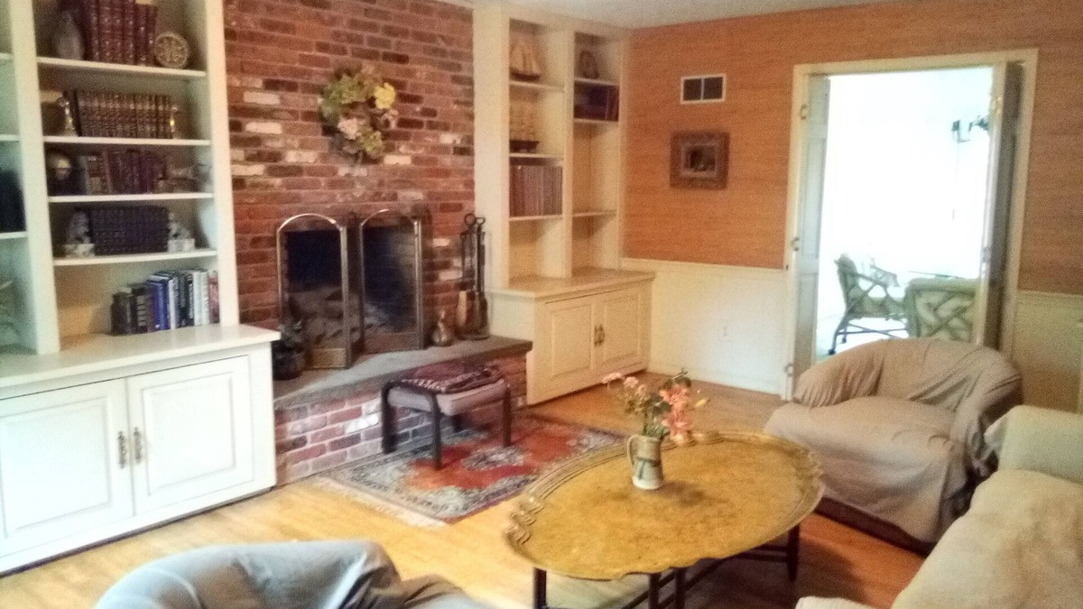 Brookfield House | Colonial in the historical center of town