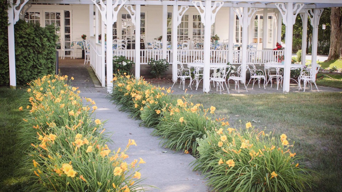 Harbor Springs Hotel | Colonial Inn in Harbor Springs