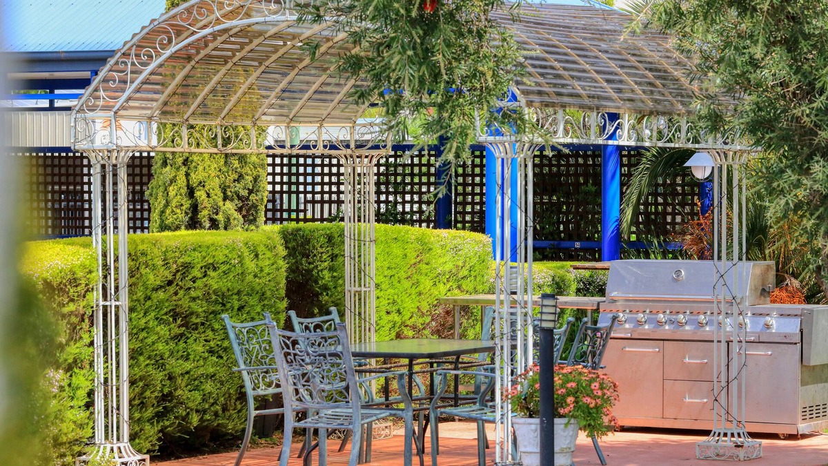 Young Hotel | Colonial Motel and Serviced Apartments