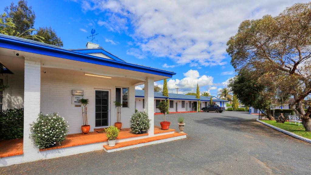 Young Hotel | Colonial Motel & Apartments