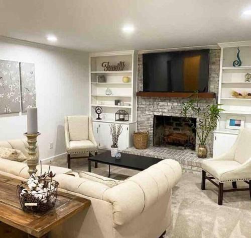 Roswell House | Colonial Stay- 7 BR-up to 14 Guests
