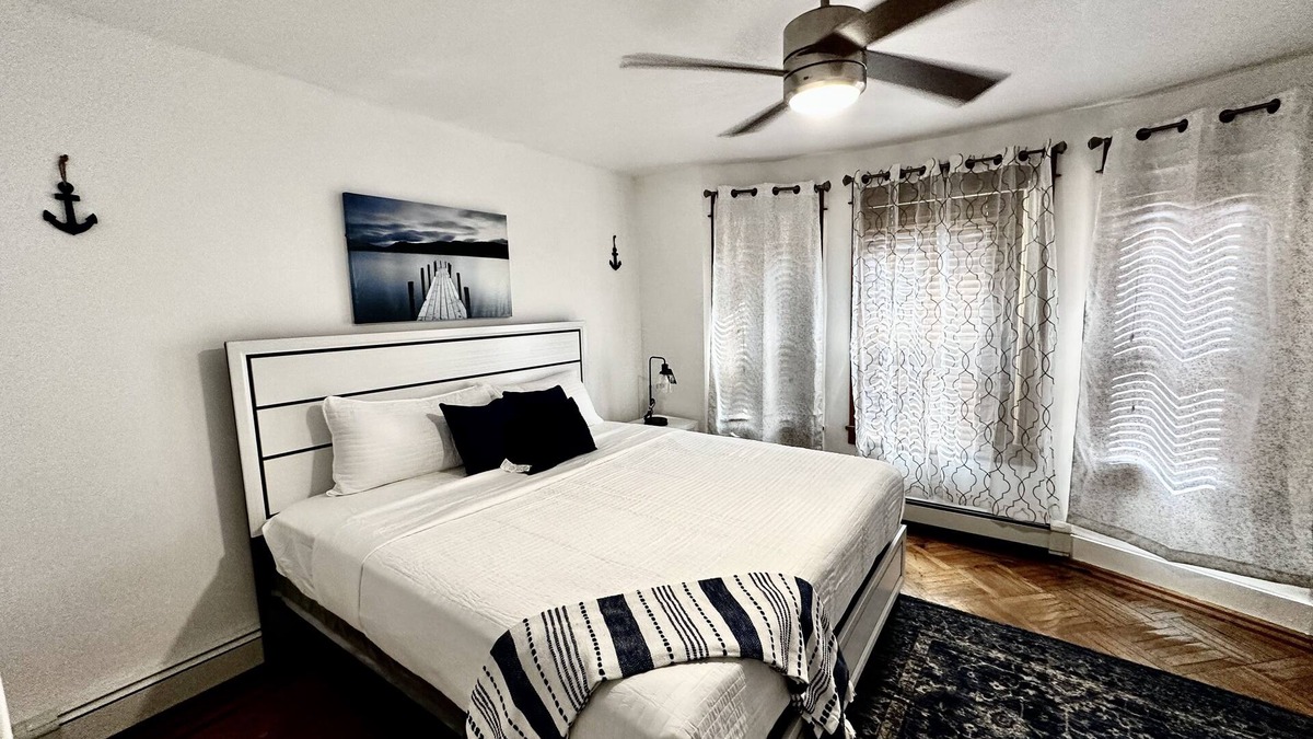 Albany House | Colonial Style Home 5 Br 2 bath n’ Parking! Close to restaurants n’ colleges!
