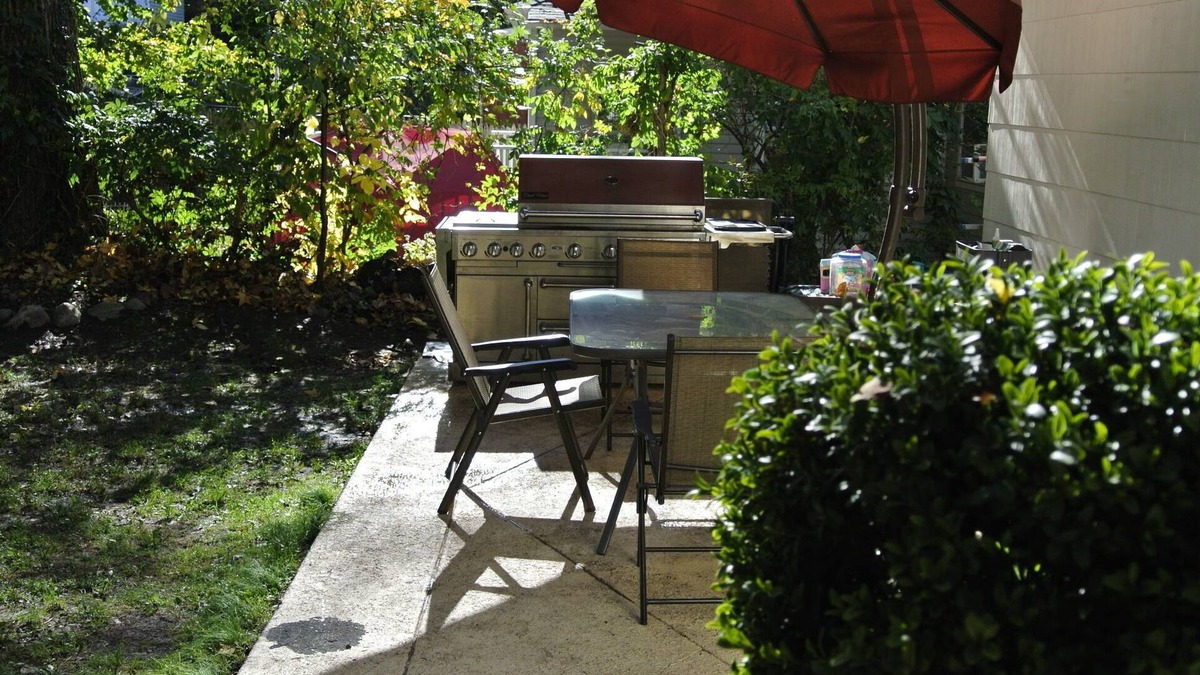 Leonia House | Colonial style house with 3 bedrooms , family room , backyard .