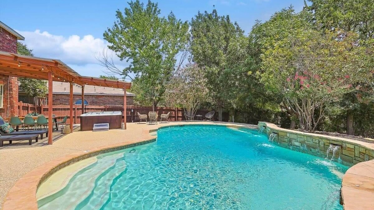 Saginaw House | Colonial Style Retreat ft Pool, Cinema, jacuzzi