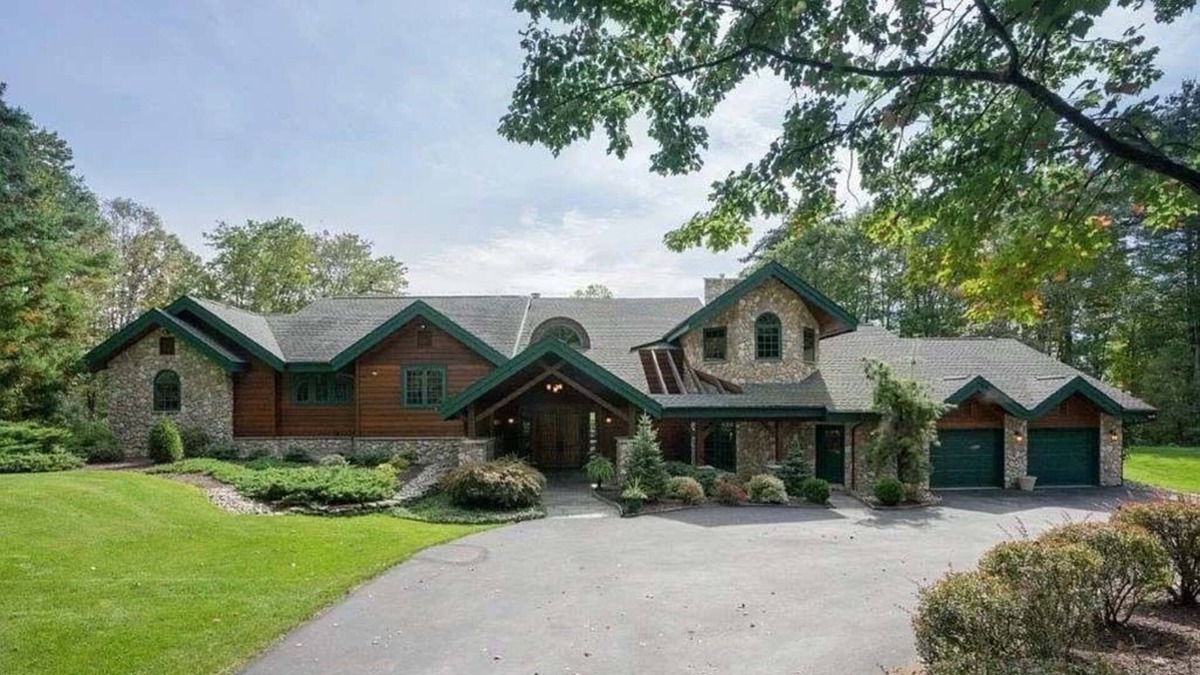 Stroudsburg House | Colorado style, custom built lodge is your personal sanctuary!
