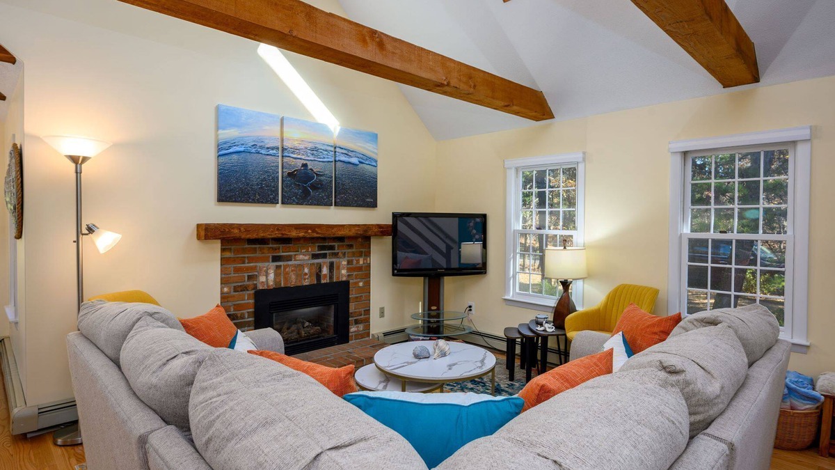 Eastham House | Colorful Cape near bike path beaches AC Wifi