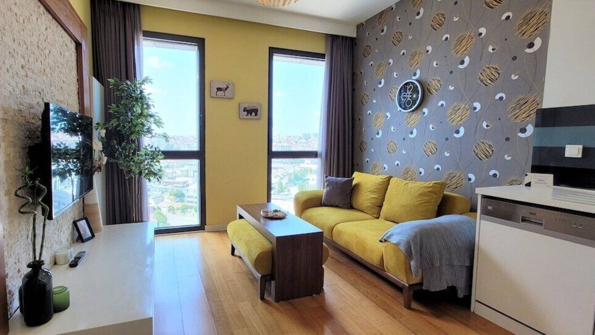 Bagcilar Apartment | Colorful City Apt - near Bağcılar Metro Station