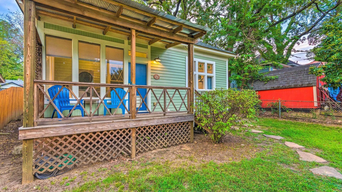 Hillcrest Cottage | Colorful Cottage w/Deck ~ 5 Mi to Downtown!