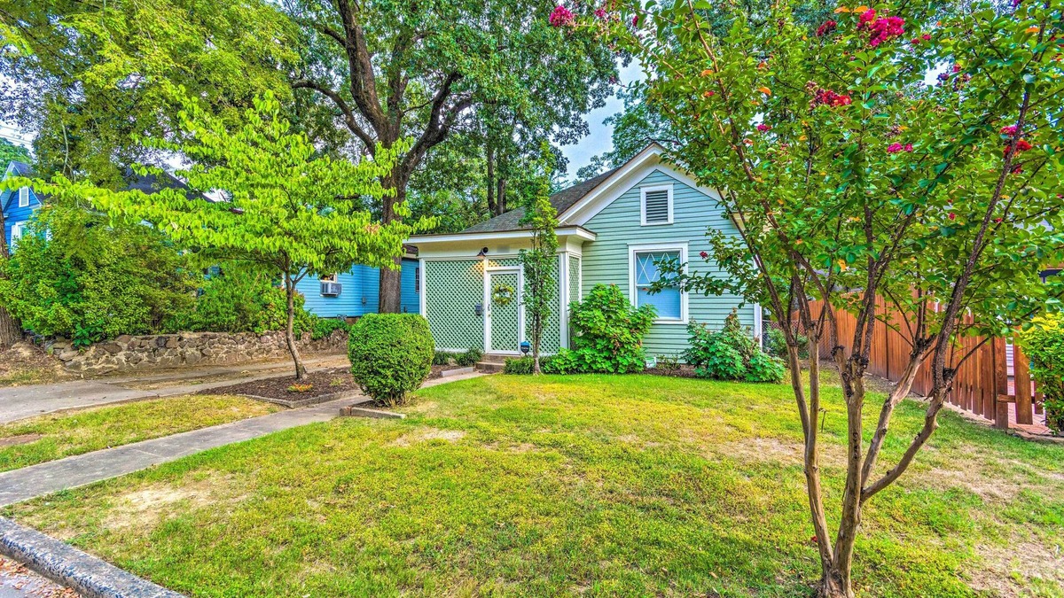 Hillcrest Cottage | Colorful Cottage w/Deck ~ 5 Mi to Downtown!