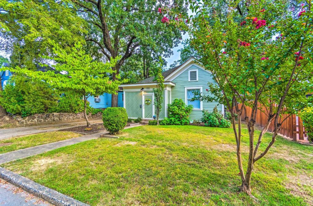 Hillcrest House | Colorful Cottage with Deck about 5 Mi to Downtown!