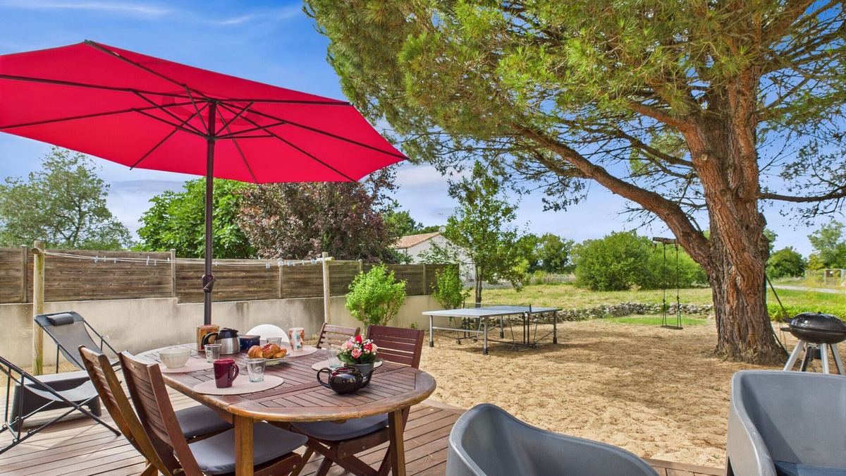 Les Conches Ski Chalet | Colorful family home with garden for 6
