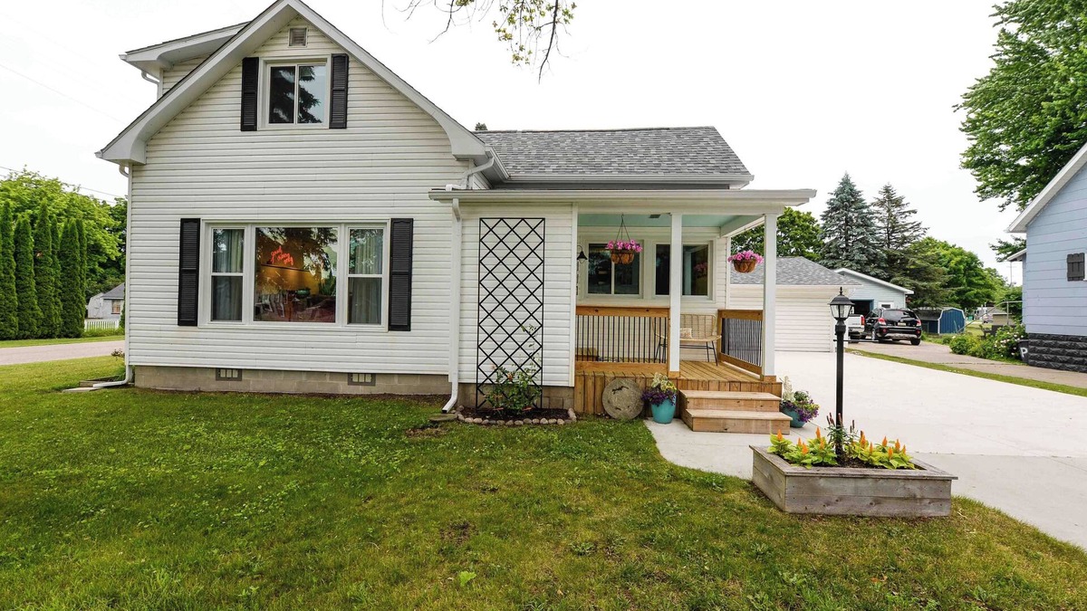 Tawas City House | Colorful & Fun 3br/2ba GEM in East Tawas - Close to Sand, Shops, and Sunrises!