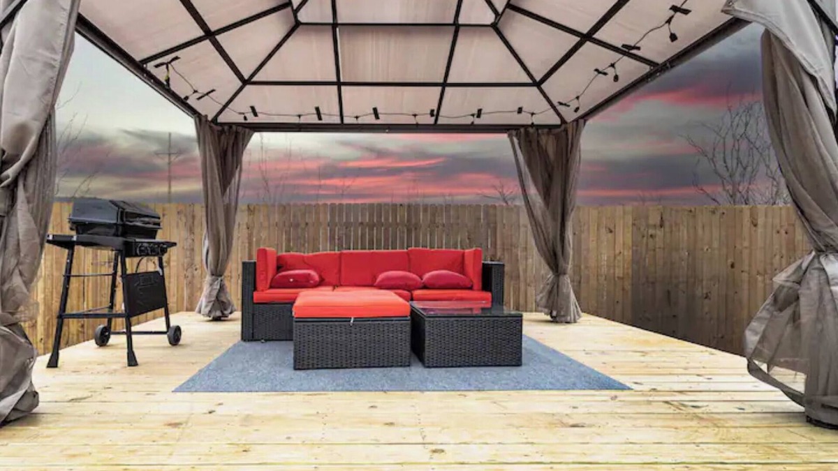 Lubbock House | Colorful home|Gazebo|Walk to Texas-Tech and UMC