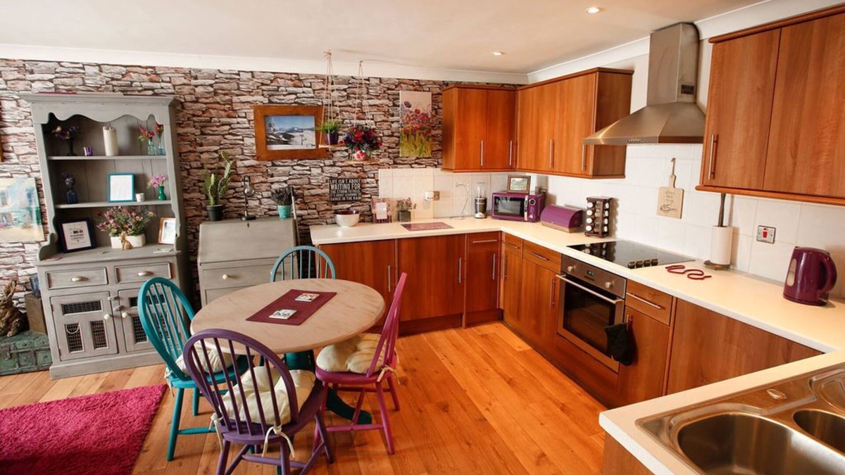 Welwyn Garden City Apartment | Colourful Quirky Apartment Opposite Shire Park