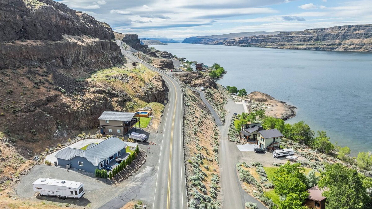 Sunland Estates House | Columbia River views | Close to The Gorge | Dogs OK