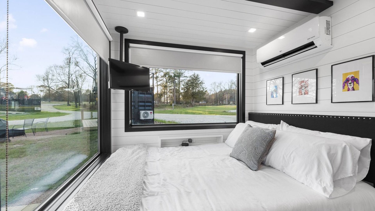 Willis Resort | Combo Plate: 2 mins to Lake Conroe! Heated Pool, Stocked Ponds, Cute Pygmy Goats