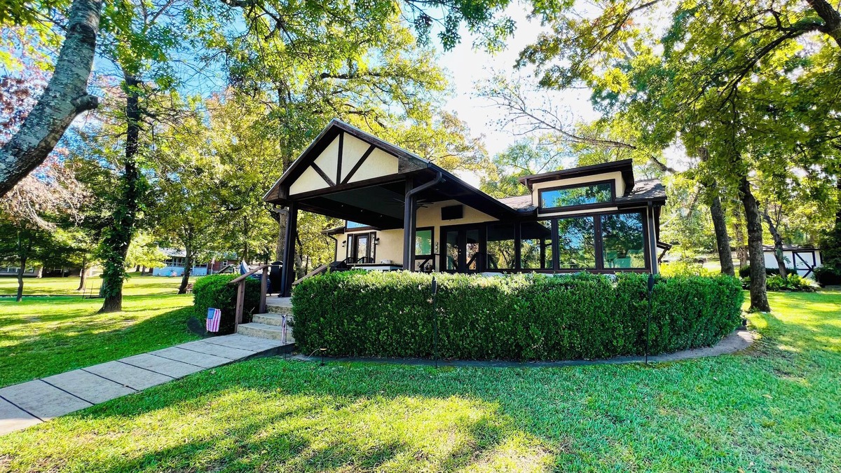Enchanted Oaks House | Come and enjoy The Good Life on Cedar Creek Lake! This spacious 5/4 is perfect!