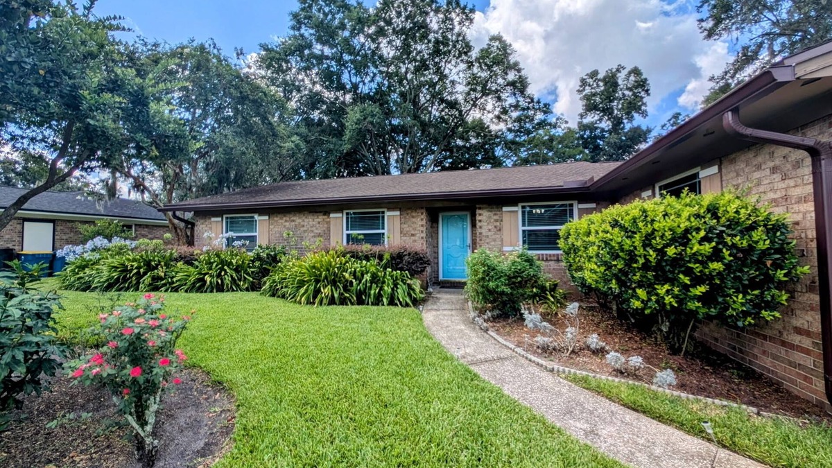 East Arlington House | Come and enjoy your stay at our home on the 18th hole of Blue Sky Golf Club.