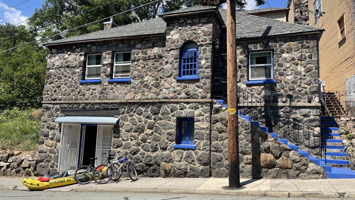 Dunsmuir House | Come and Get your Love! Sleep on a real Waterbed! Only minutes from Mt. Shasta.