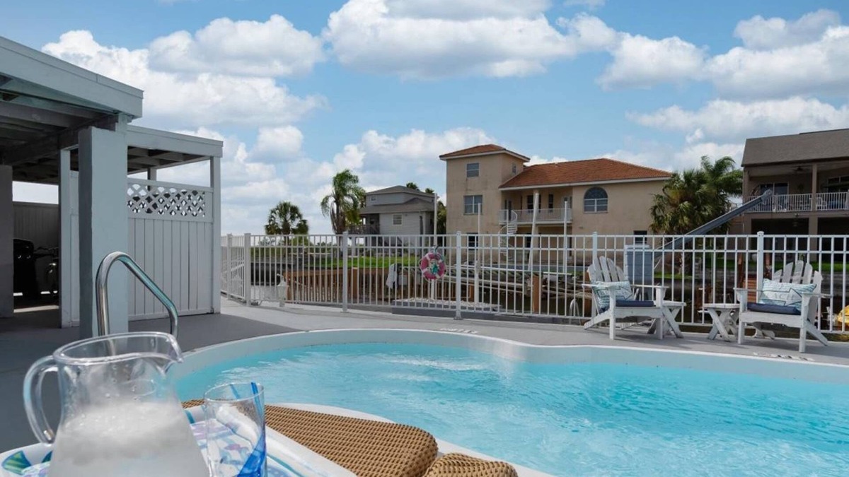 Hudson House | Come and stay where the Dolphins' Play