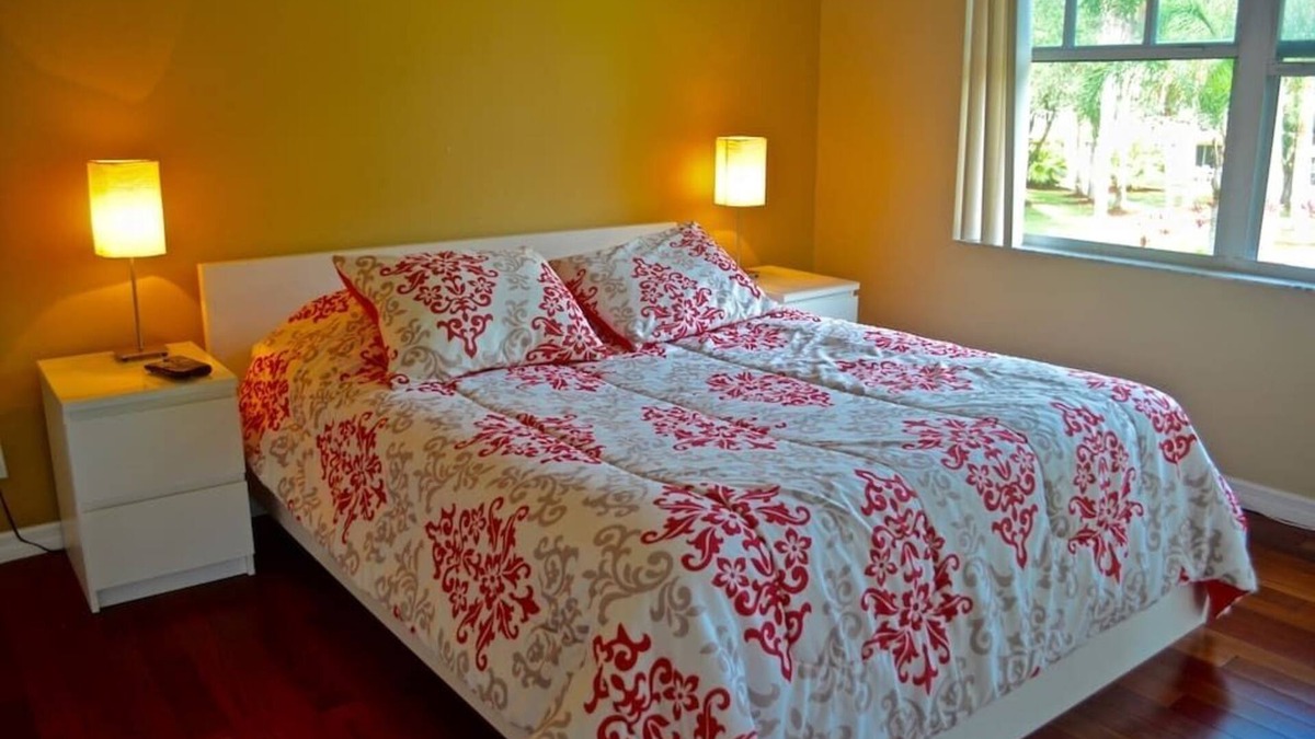 Mission Bay Apartment | Come cozy up in this West Boca Raton apartment overlooking the pool