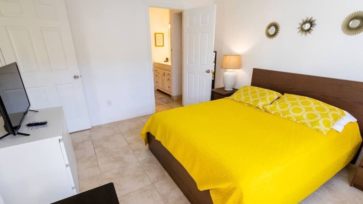 Boca Raton Apartment | Come cozy up in this West Boca Raton apartment