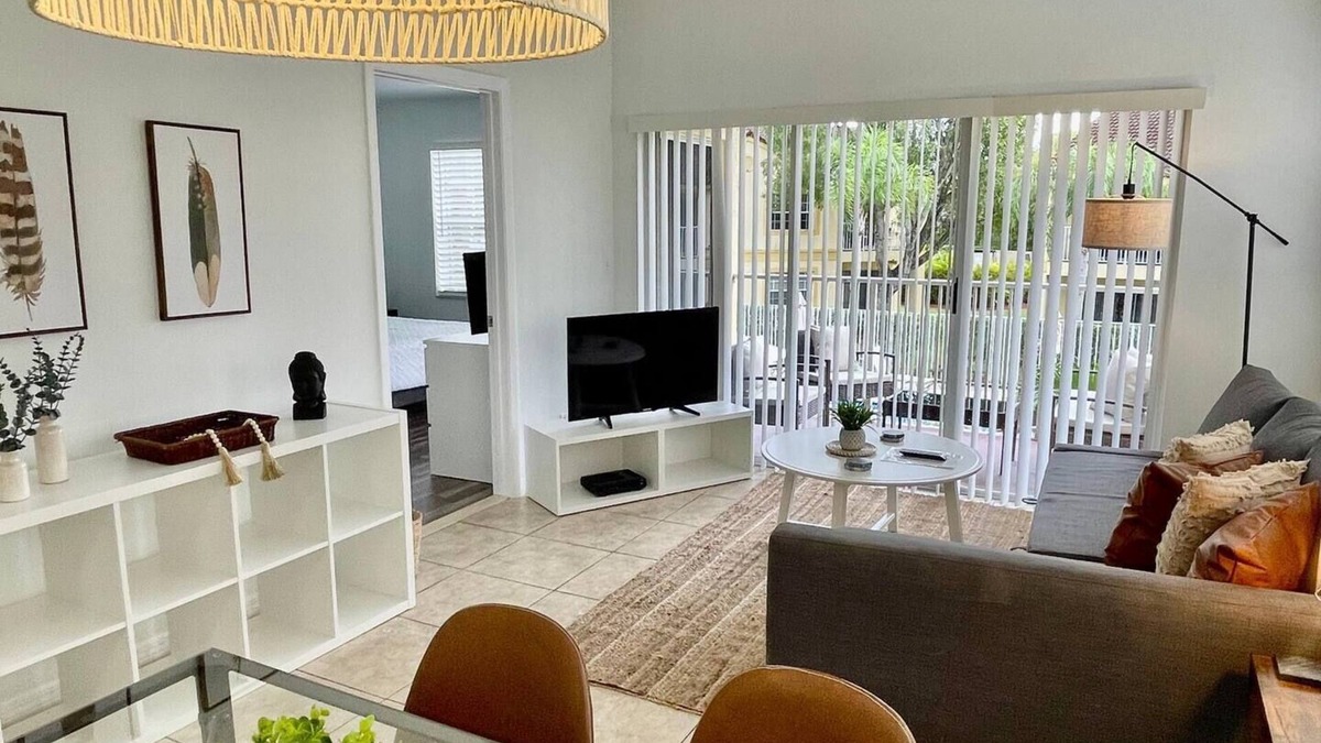 Boca Raton Apartment | Come cozy up in this West Boca Raton apartment