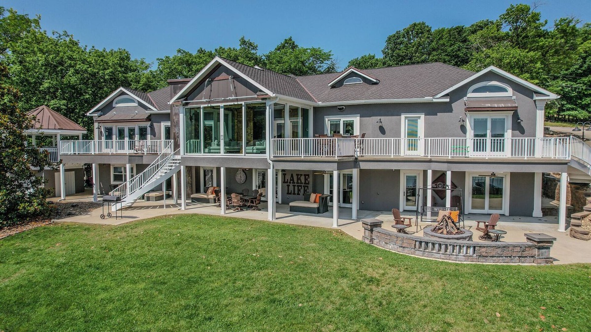 Lake Ozark House | Come Enjoy Autumn at the Lake – Luxury Home with Dock, Ramp & Relaxing Views