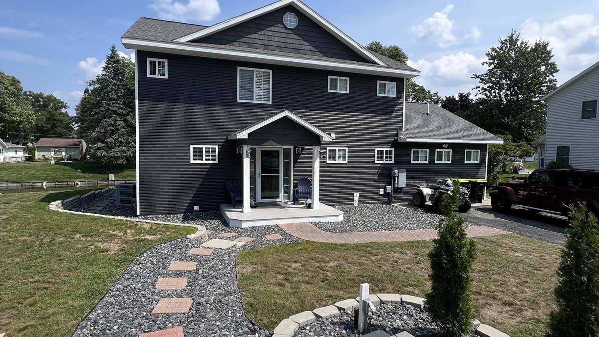 St. Helen House | Come Enjoy Lake St. Helen at The Four Season Family Retreat!
