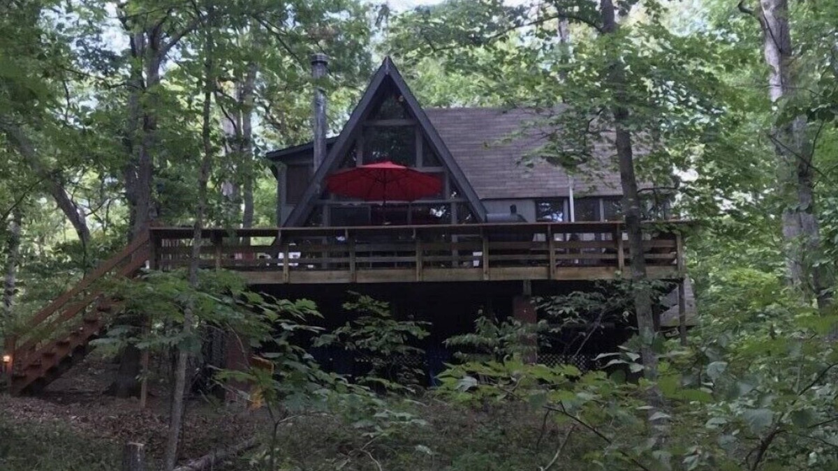 Innsbrook Ski Chalet | Come enjoy this lovely 3 bedroom 2 baths lakefront chalet with a swimming dock.