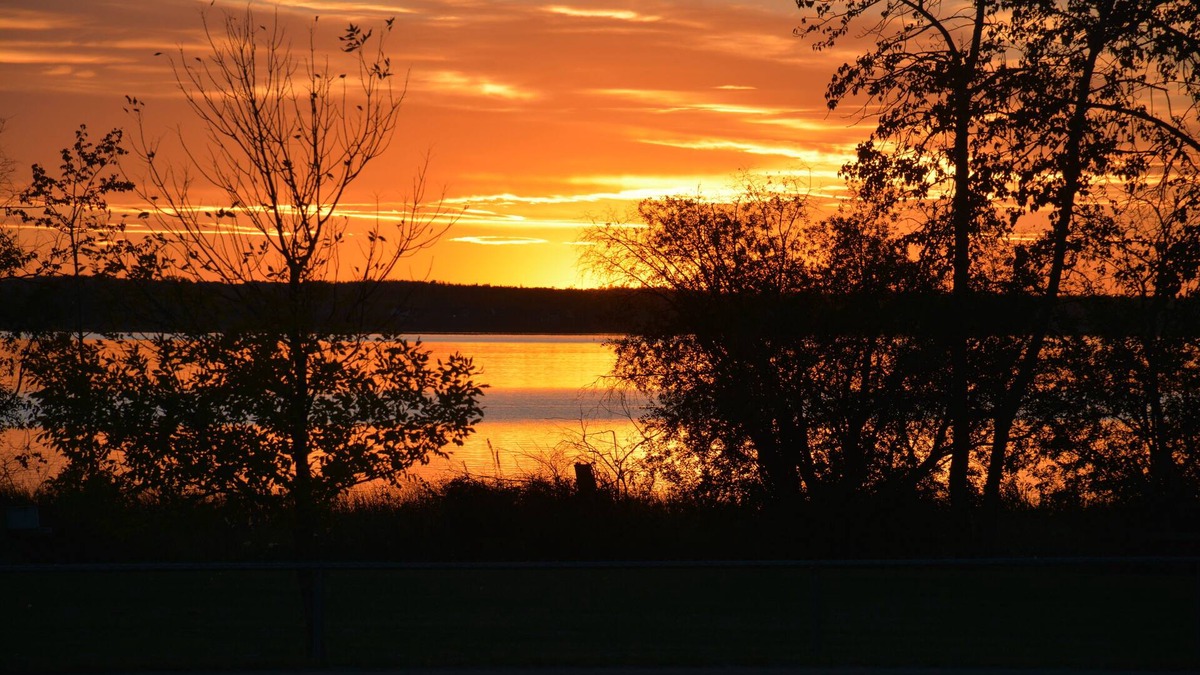 Central Alberta Cabin | COME FISHING & ENJOY THE SUNSET FROM THE HOT TUB.