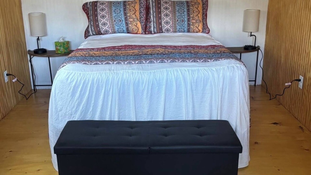 Cedar Bluff Cabin | Come glamping with us! Cozy cabin with 1 bedroom and AC, WiFi in Leesburg!