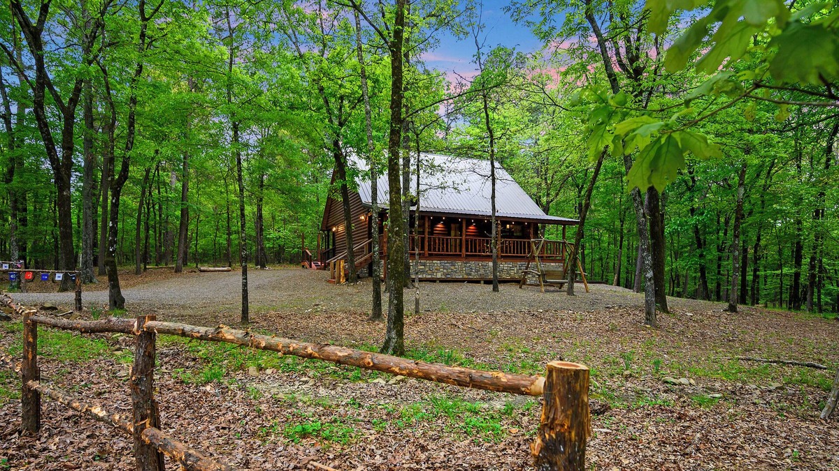 Broken Bow Cabin | Come have a national forest as your literal backyard!