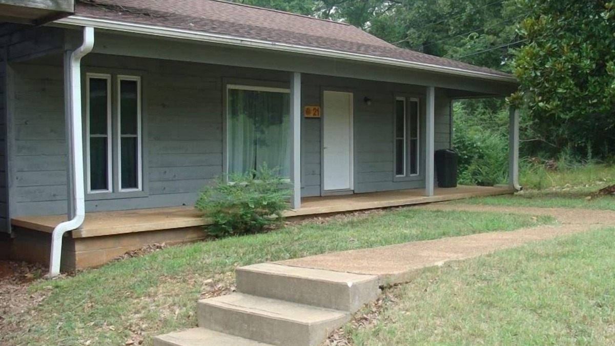 Hardy Cabin | Come, Relax & Enjoy Our Miramichee Cabin 3 Minutes from the Spring River
