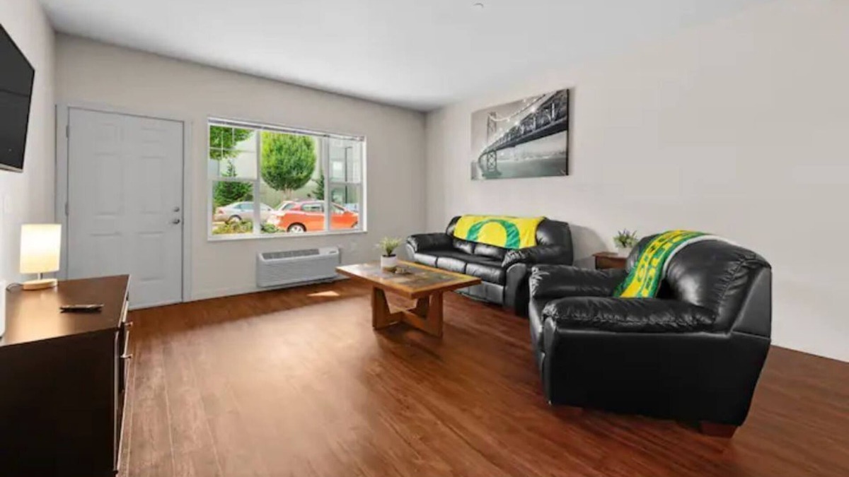 Western Apartment | Come relax in Hot Tub- 2 bd-2 bth apt escape