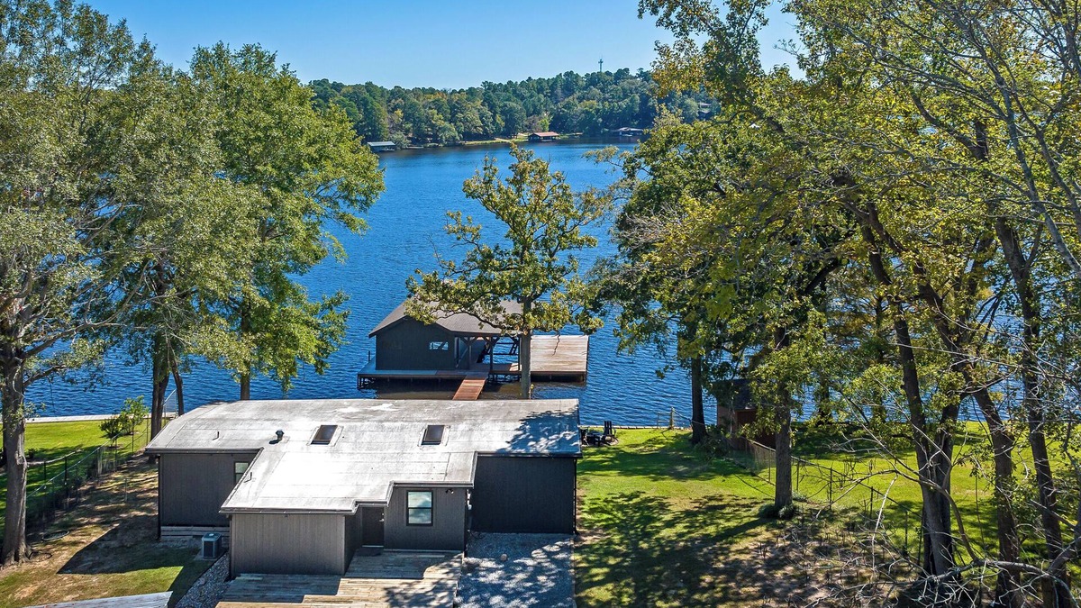 Gladewater House | Come spend a peaceful weekend at this gorgeous, newly remodeled, lake house.