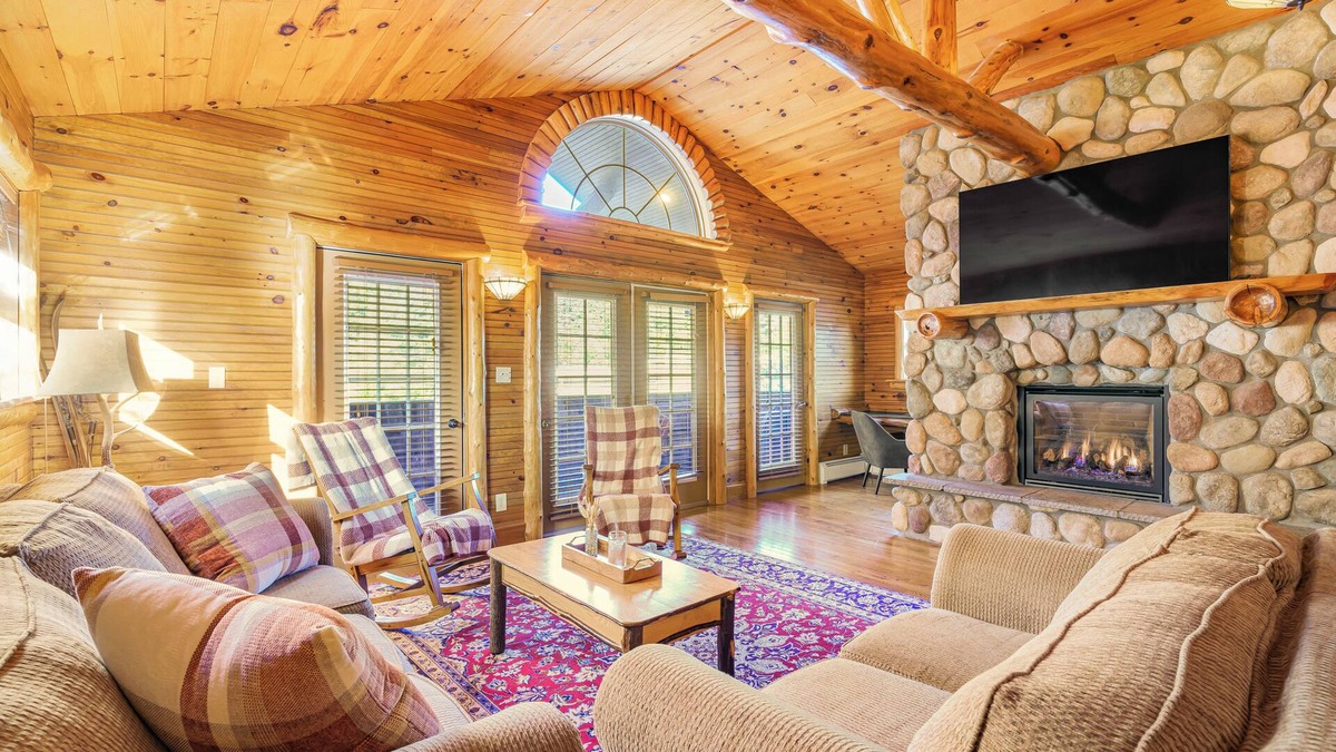 North Creek Condo | Come stay at Alpine Lodge for amazing views!