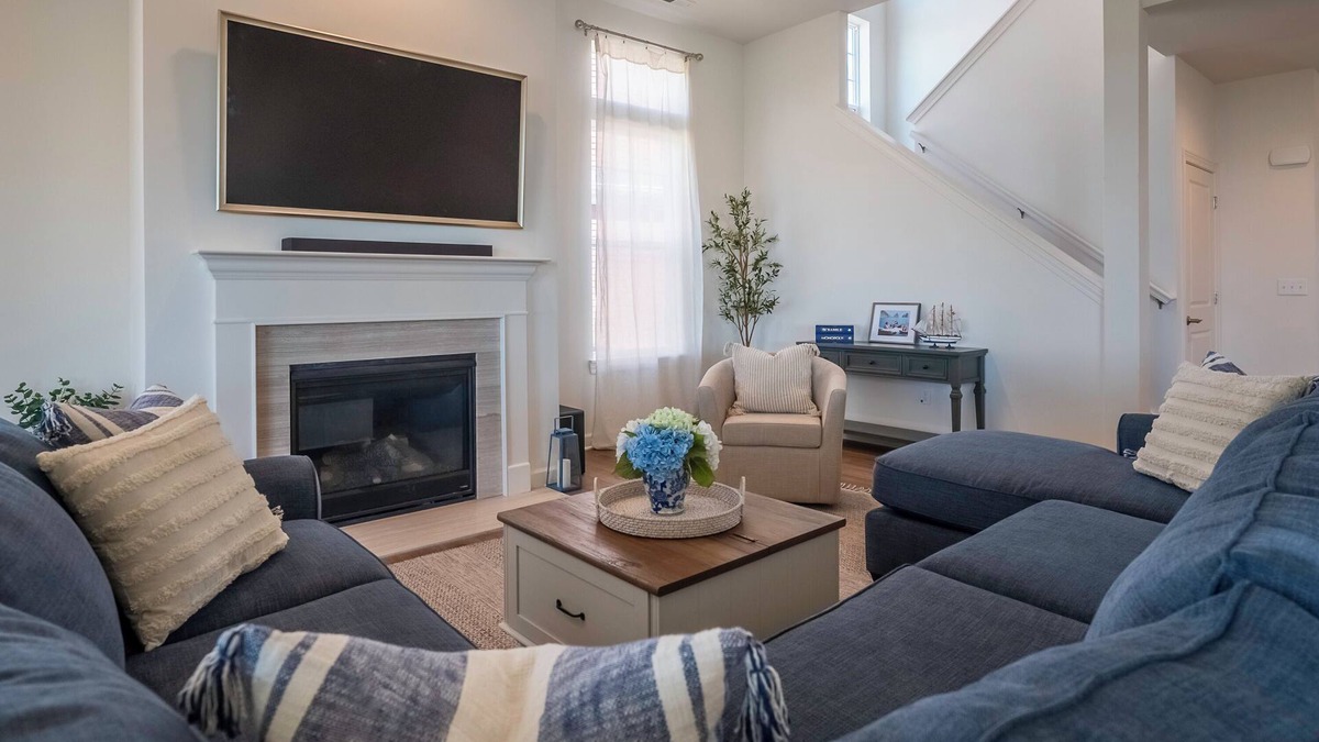 Delavan House | Come stay at Harbor Court for amazing lake views!