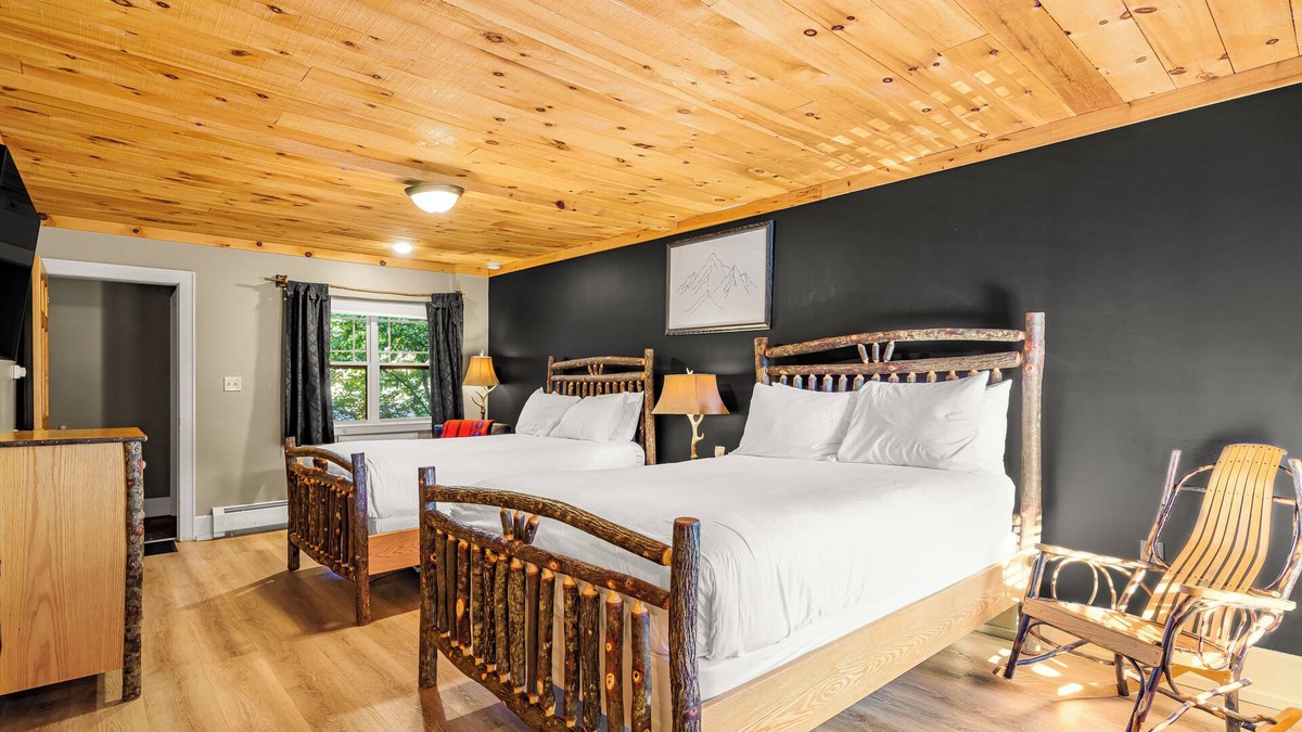 North Creek Condo | Come stay at the Alpine Lodge for amazing views!